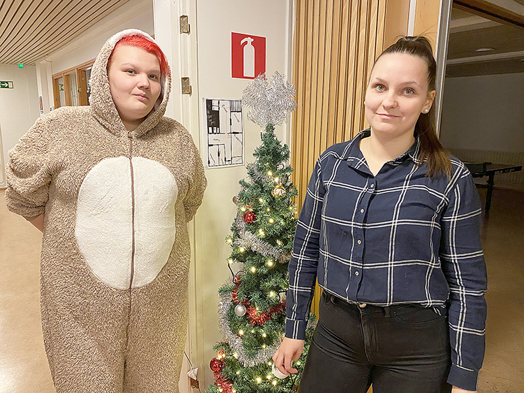 Tiina Timonen (vas.) ja Saaga Kaikkonen nuorisotalolla pitämässä hyvillä mielin pikkujouluja, mutta myös jokseenkin haikeissa läksiäistunnelmissa. 