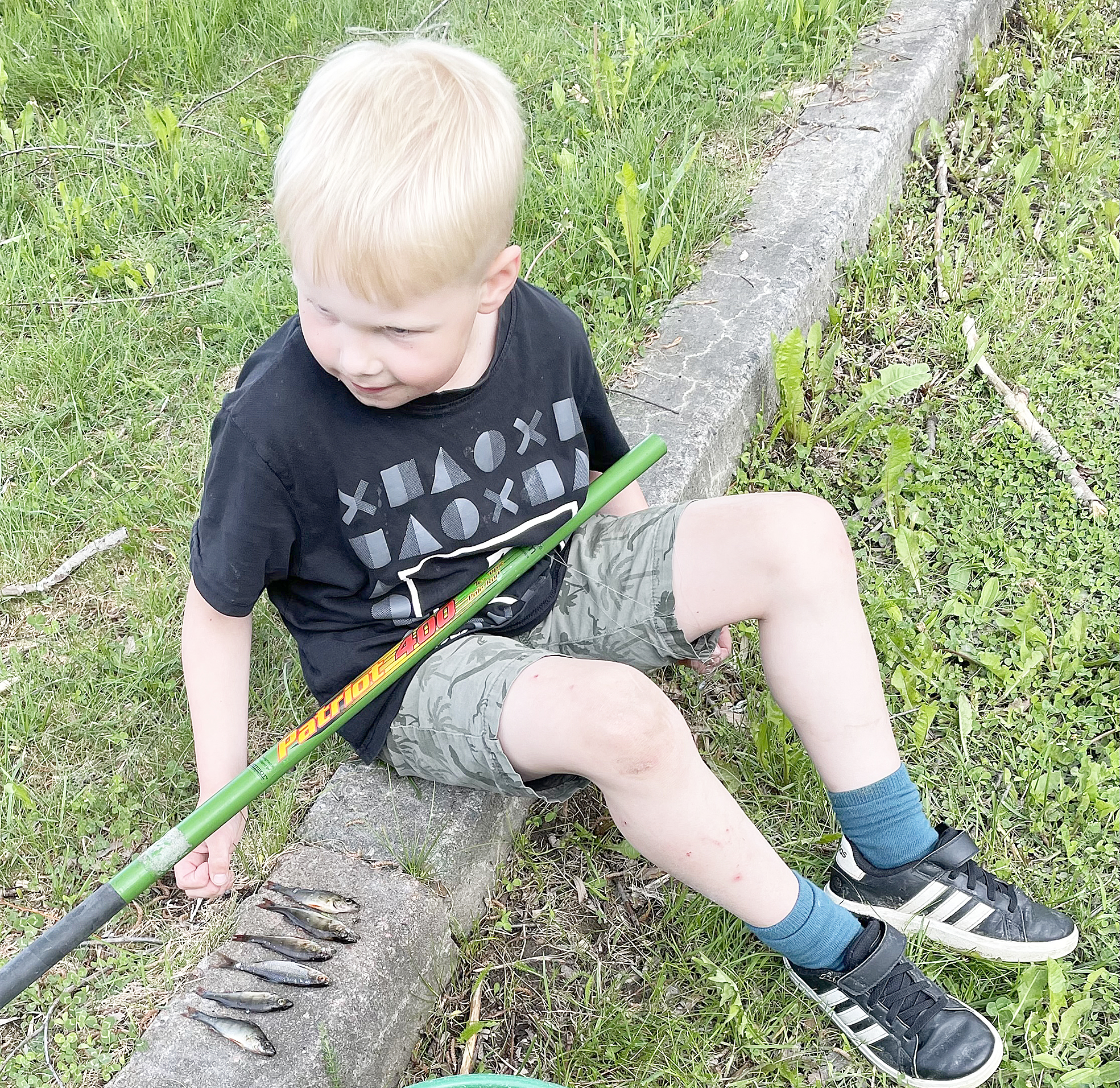 Riku Partanen saamansa saaliin kanssa.