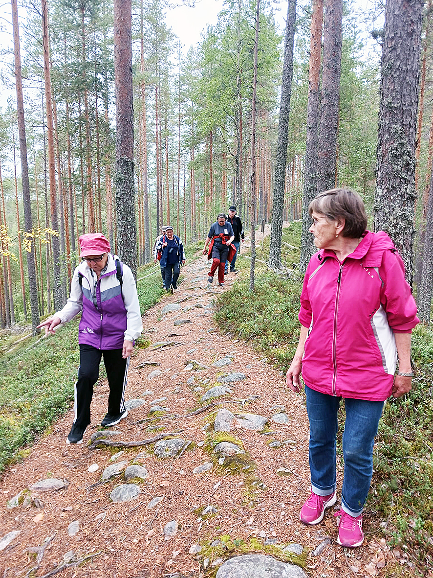 Harjupolulla sai asetella jalkansa tarkasti kivien lomaan.
