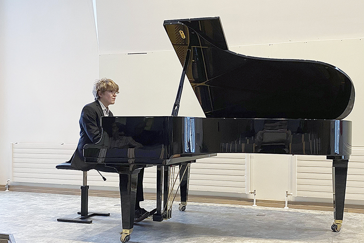 Niilo Ruotsalan konsertissa kuultiin muun muassa Bachin sävellyksiä, jotka ovat Ruotsalalle erityisen merkityksellisiä. Kuva Pihla Kukkonen