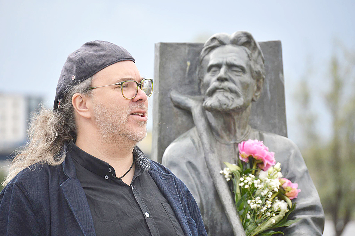 Henry Räsänen tuo 50-vuotisjuhlaesityksensä Etelä-Vuokon kylätalolle. Kuva Armi Jaloniemi