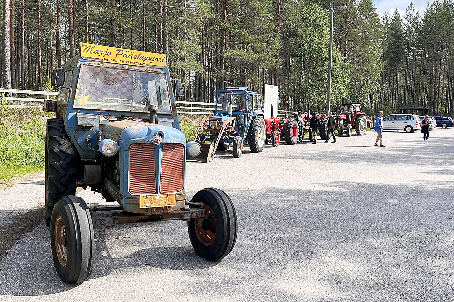 Tällasilla sitä sitten mentiin. Matkanopeus noin 20-25 km tunnissa. Jokkainen on tuunannut ajopelistä mieleisensä tahi tarpeijen mukasen. Kaikki toimii tahi on tilapäisesti toimimata, mutta peruate on, että kaluja ei kylille jätetä.