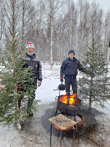 Ari Koivuselkä ja Arvo Kortelainen kuusikaupalla viime jouluna Pielisherkun pihassa. Näin myös tänä jouluna. Kuva VS arkisto