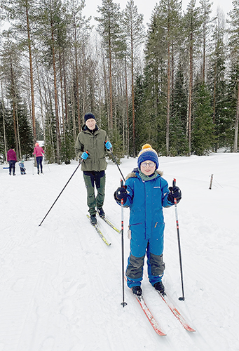 Lassi Kirjavaisella (vas.) ja Onni Hyvärisellä oli menossa jo kuudes kierros lasten hiihtoladulla.
