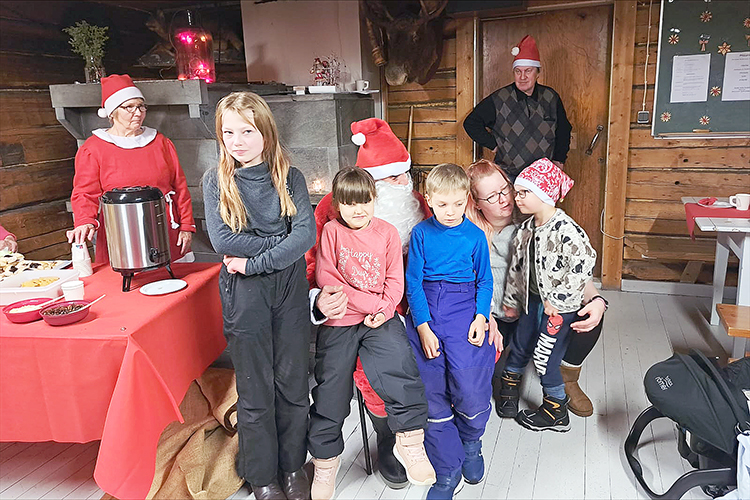 Petrovaaran pikkujoulun ohjelmassa oli muun muassa joulupukin vierailu, Ate Tuonosen (takana) 
tervehdyssanat sekä Mirja Simosen (vas) lukema jouluruno. 