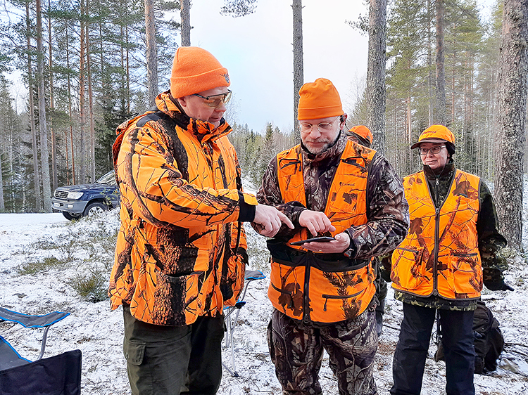 Hirviseurueen johtaja Timo Laitinen ja LC Juuan presidentti Lea Saarimaa veivät piispan hirvijahtiin.