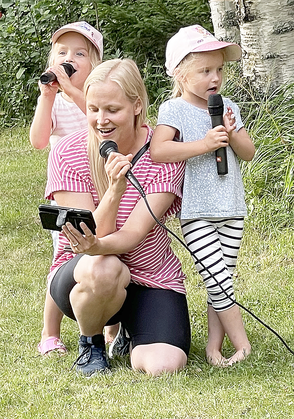 Annimari Korhonen lauloi yhdessä lastensa Inna ja Ellen Korhosen kanssa.