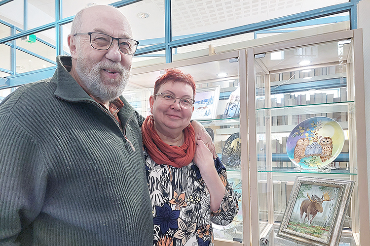 Tapaamme Heidi ja Oiva Vattulaisen kanssa kirjastossa. Luonto ja puoliso ovat Heidin innoittajia. Hirvitaulu muun muassa on omistettu Oivalle.