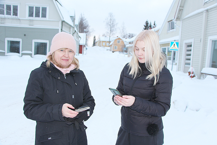 Pirjo Hämynen (vas.) ja Janna Jäntti arvioivat, että Puu-Juuka-pelin kiertämiseen menee aikaa noin kolme varttia – riippuen omasta kävelyvauhdista.