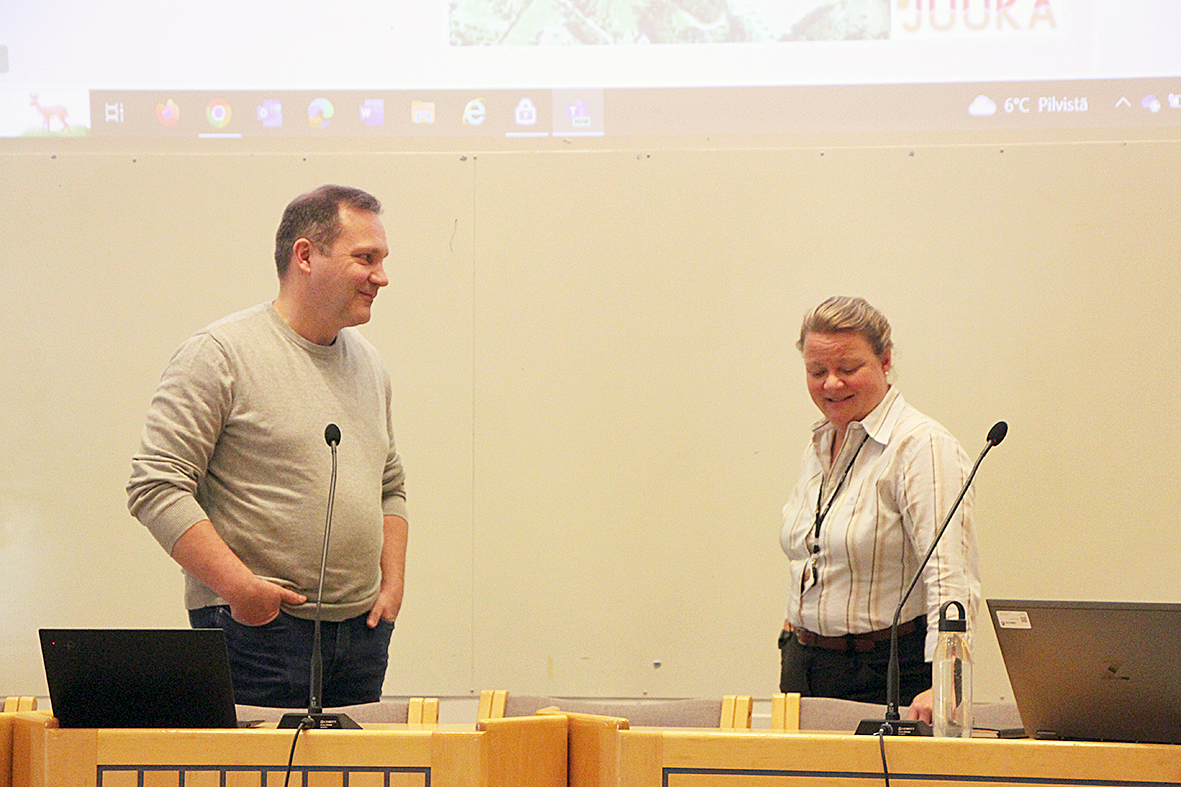 Timo Möttönen ja Sanukka Lehtiö esittelivät asemakaavaluonnosta.  