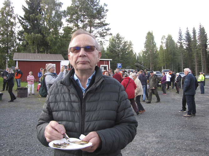Erkki Turunen on juontanut 13 sadonkorjuujuhlaa. Nyt eläkkeelle jäänyt entinen puheenjohtaja pelkästään nautti juhlasta ja juhlaherkuista ilman tehtäviä.
