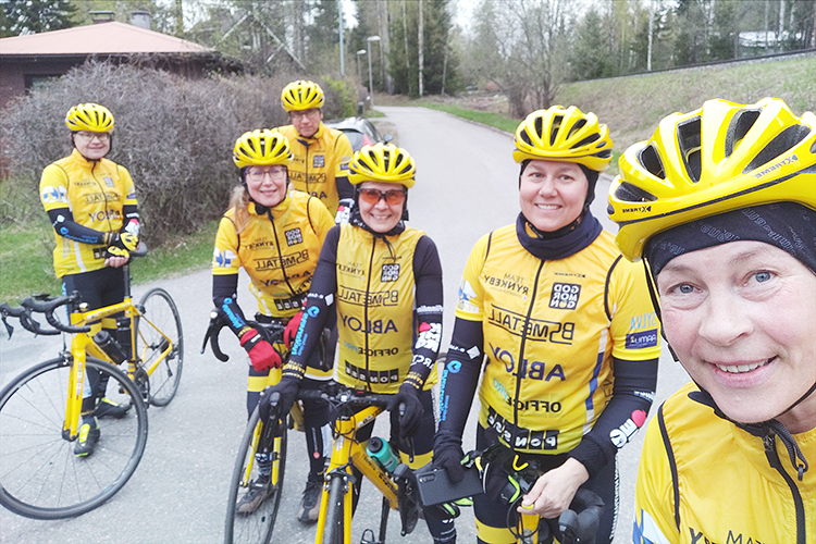 Sari Siippanen (oik), Maija Tusa, Tarja Hoikkala, Panu Kangasniemi, Leena Hyartt ja Ilkka Korhonen 43 kilometrin lenkillä Kuopion ympäri. 