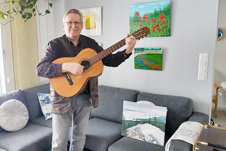 Kopravaaran kuplettimestari. Mallorcalta 1970-luvun alussa tuotu kitara on yhä aktiivisessa käytössä Seppo Turusen säveltäessä kuplettejaan. Vaimon maalaama Koli-taulu on kirjan kansikuvana.