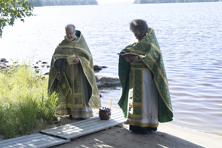 Isät Sulo Naakka ja Simo Haavisto toimittivat vedenpyhityksen Pielisen rannalla.