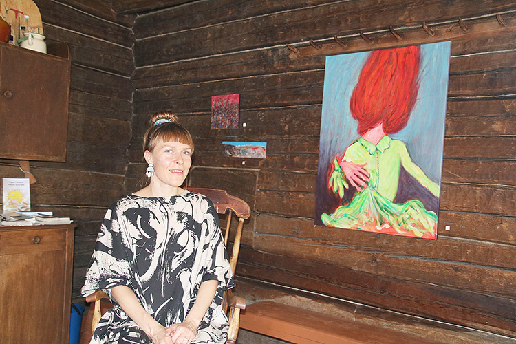 Tiina Lehikoinen on paitsi kirjailija myös kuvataitelija. Viime kesänä hänen maalauksiaan oli esillä Pitäjämuseon Eerolassa. Kuva Pasi Karjalainen