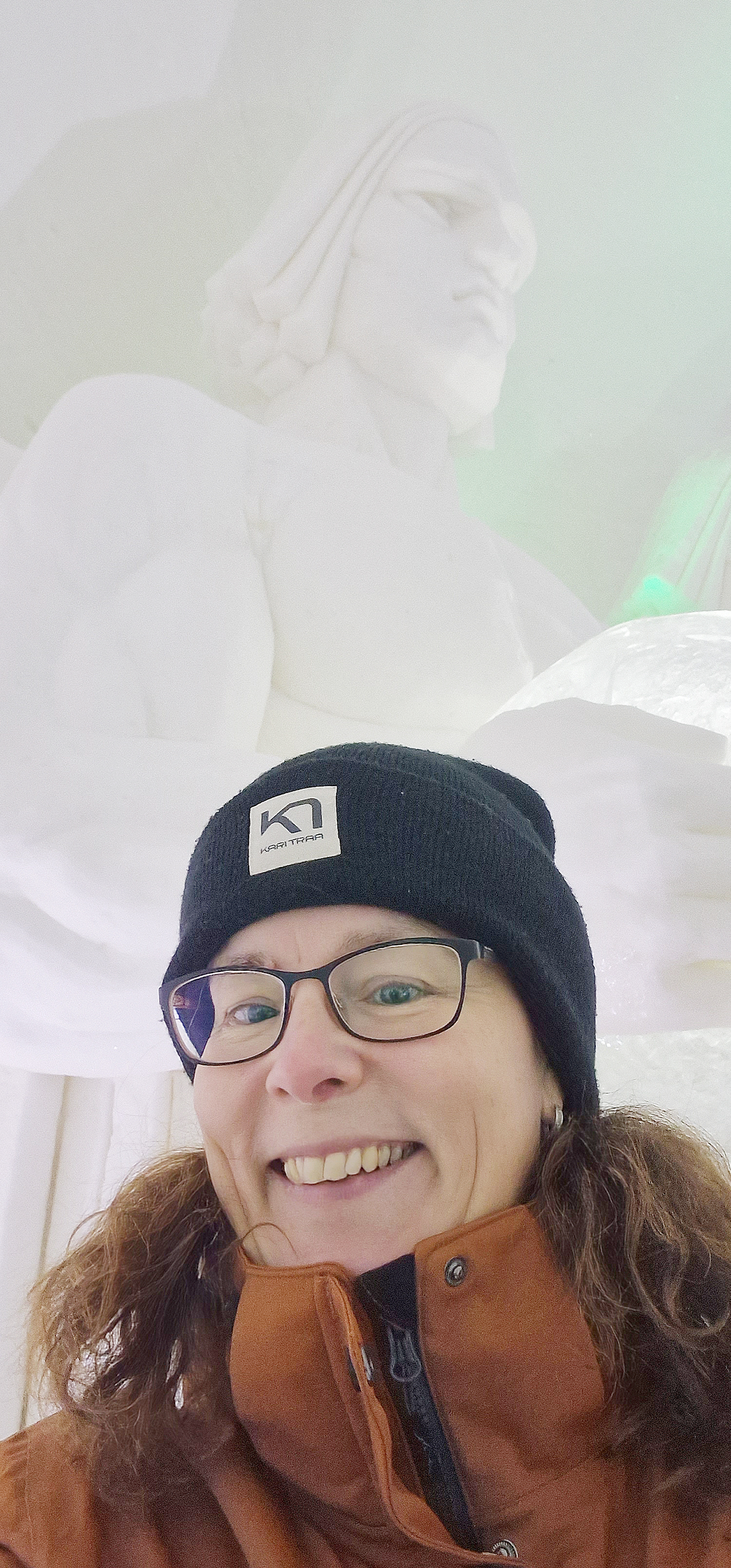 Tiina Kanninen Ylläksellä Lapland Hotels Snow Villagessa tutustumassa lumen ja jään maailmaan.