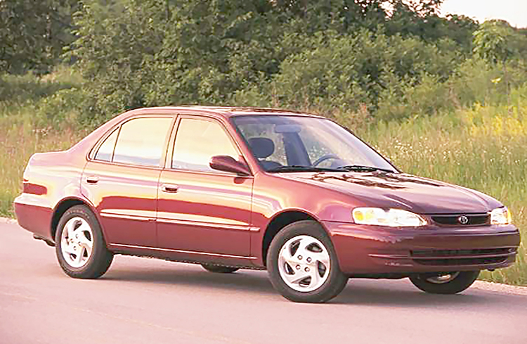 Toyota Corollan ”käänteentekevä” vm. 1998-2002, kuvassa amerikkalaisena versiona. Varustelutasoa nostettu: sähkötoimiset ikkunat, keskuslukitus, täysimittainen ohjaustehostus ja ABS-jarrut.

