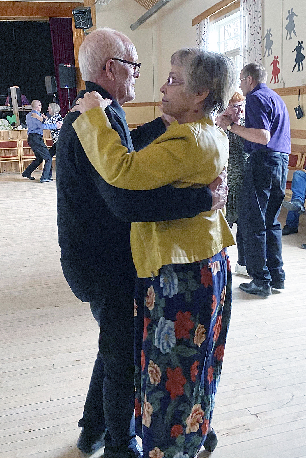 Hitaan valssin tahdissa jo 50 vuotta yhdessä tanssineet Marja ja Seppo Pirinen nauttivat Työppärin tanssien tunnelmasta.