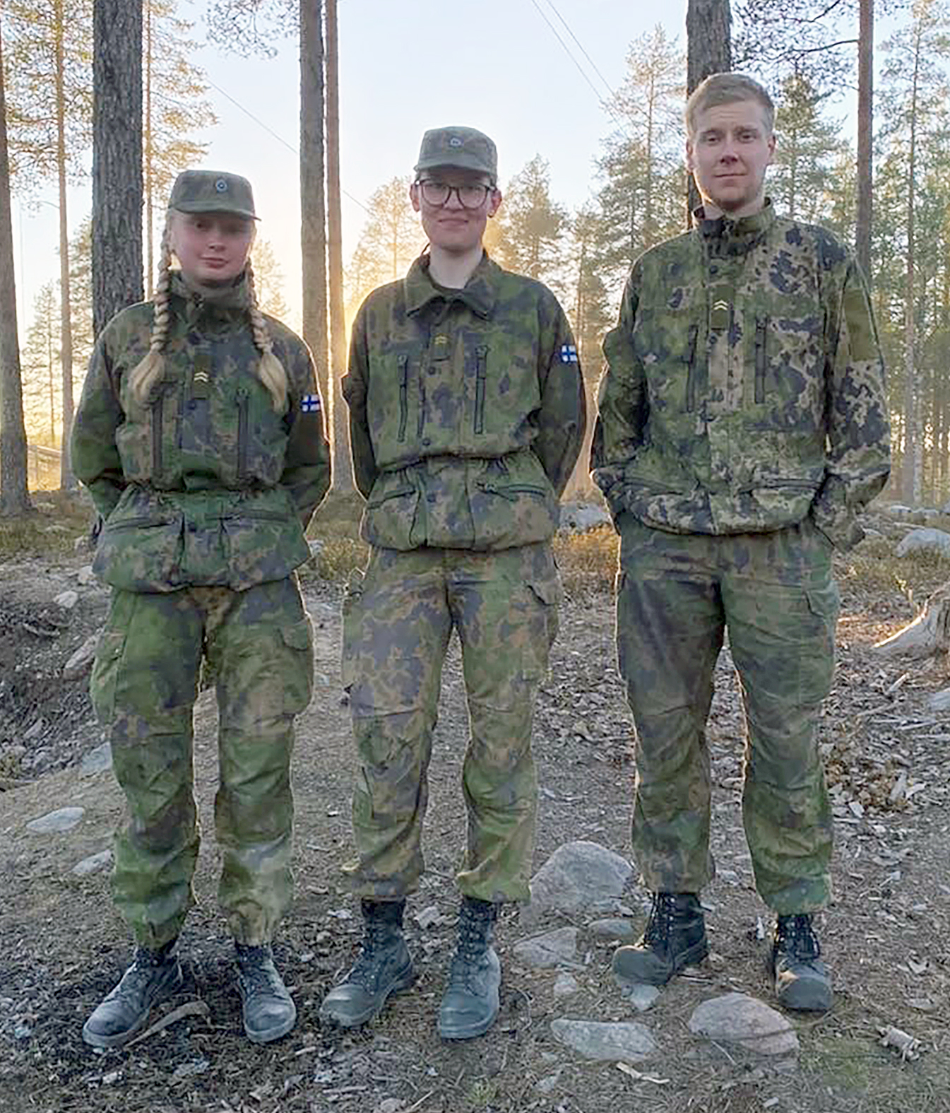 Emma Inkinen (kesk.) armeijasta löytyneiden uusien ystävien Hilda Juvosen ja Arttu Sirviön kanssa.