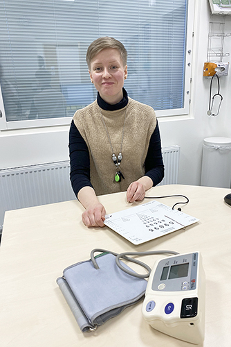 Uusi terveydenhoitaja Heidi Tahvanainen toivoo olevansa helposti lähestyttävä koululaisille. 
