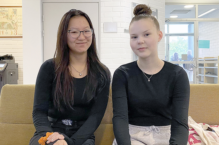 Lotta Nevalainen (vas.) ja Moona Salmi työskentelevät lukio-opintojen ohella.