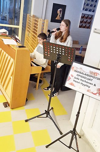 Juuan kansalaisopiston “Yhdessä musisoiden" -kurssilaiset Jade Korhonen ja Henri Hyykky esiintyivät joulukuussa Ellin taitomessuilla. 