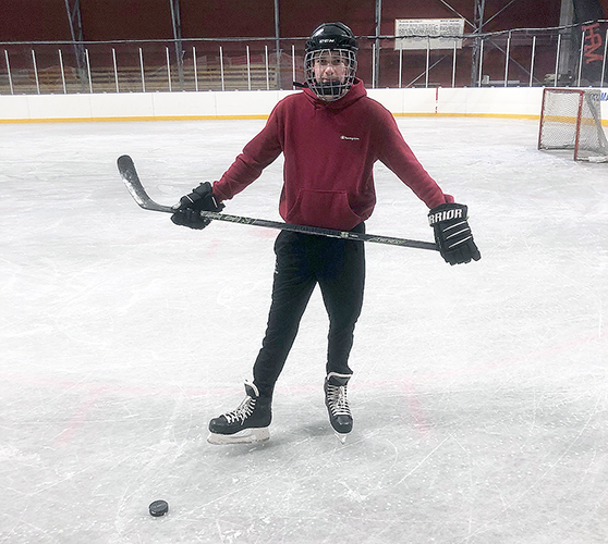 Kymmenvuotiaasta lähtien jääkiekkoa harrastanut Viuhti Halonen kehuu JuPS:n joukkueen ilmapiiriä. 