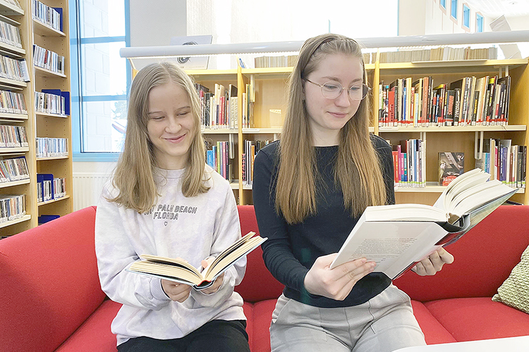 Hilla Ryynänen (vas.) ja Jade Korhonen lukevat kirjoja enimmäkseen lukio-opintoja varten.