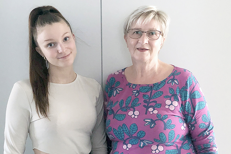 Pihla Kukkonen ja hänen mummonsa Mirjami Pirinen ovat huomanneet, että nuorison ja iäkkäämpien ihmisten puhetyyleissä on eroja.