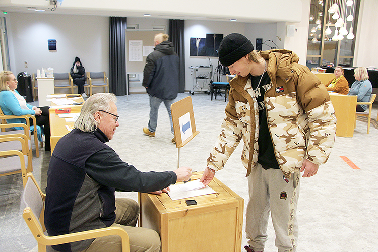 Janne Kukkonen äänesti ensimmäistä kertaa. Vaalilautakunnan varapuheenjohtaja Pekka Nykänen leimasi Kukkosen äänestyslipun.