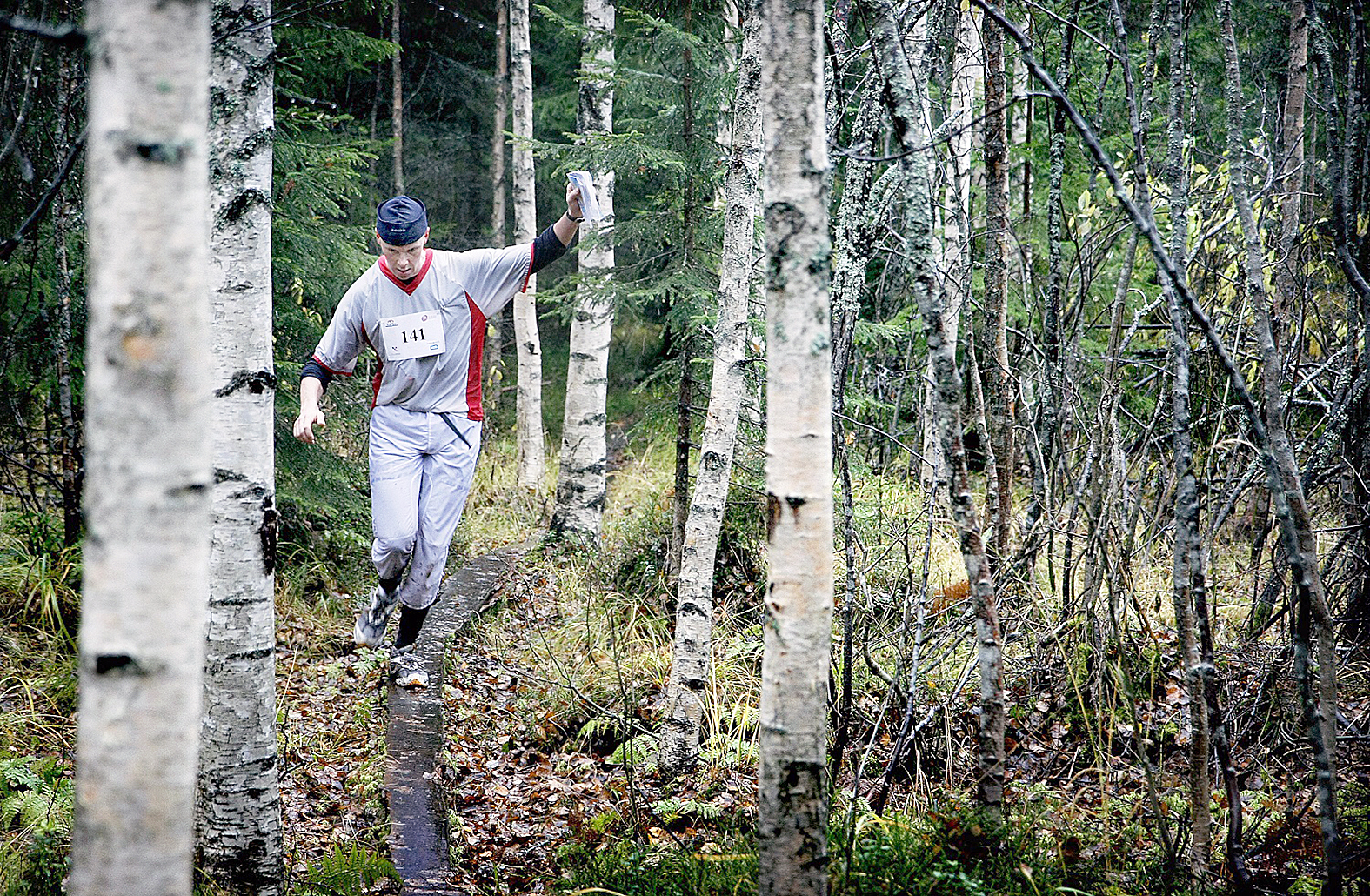 Myöhäissyksyn arvaamattomat olosuhteet ovat tehneet Vaarojen Maratonin raskaan reitin usein vieläkin vaativammaksi. Kuvassa vuoden 2007 tapahtumassa tasapainoilee liperiläinen Janne Vatanen. Kuva Harri Mäenpää/Studio Korento. 