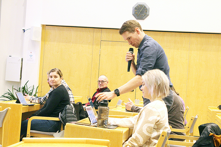 Matti Halonen (seisomassa) kantoi huolta nuorten syrjäytymisestä ja heisän tyytymättömyydestään elämäänsä. 
