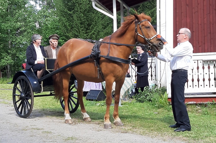 Auvo Simosen (istuu rattailla) Tytti-hevonen toi entisajan tunnelmaa näytelmään.
