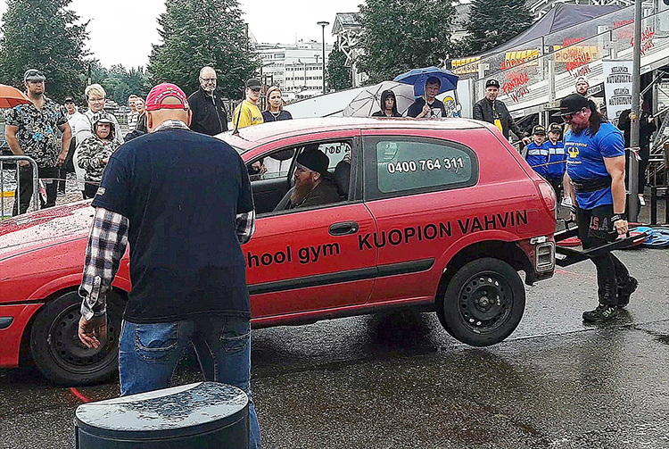 Juukalainen voimamies Viki Vuokkonen osallistui rankkasateesa järjestettyyn Kuopion Vahvin 2022 -kisaan. Yksi lajeista oli auton kanto.