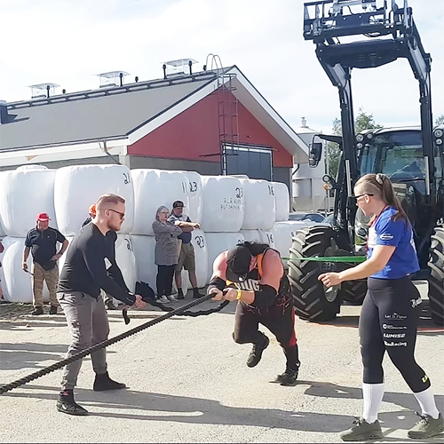 Viki Vuokkonen voitti Tervolan Louen kylässä järjestetyn Maaseudun vahvin -kisan. Uusi kokemus oli traktorin veto.    