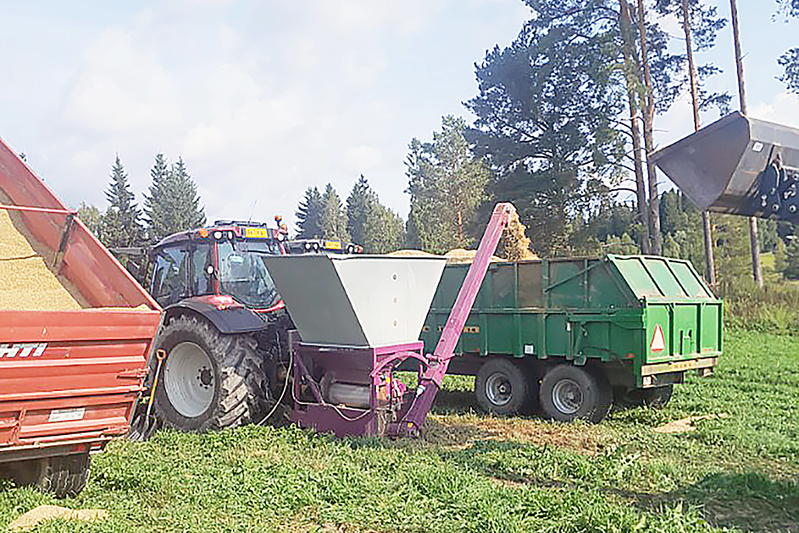 Maatalouskoneet ohran puinnissa. Kuva Tommi Kuiri