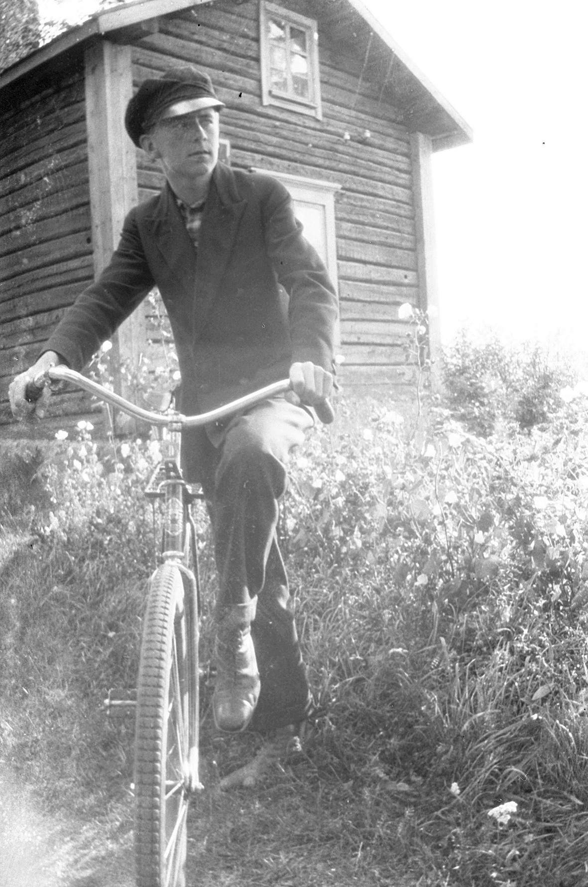 Viljo Kettunen lähdössä pyöräilemään kotimökkinsä pihalta.