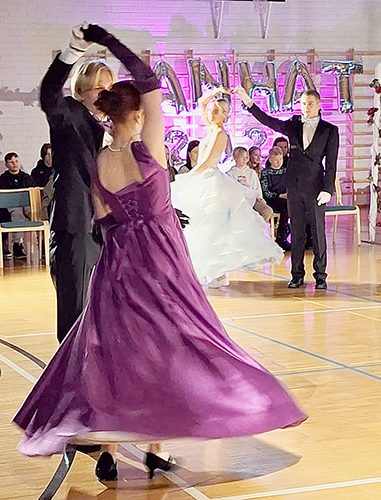 Juhlapuvut ovat tärkeä osa Wanhojen tanssien perinnettä.
