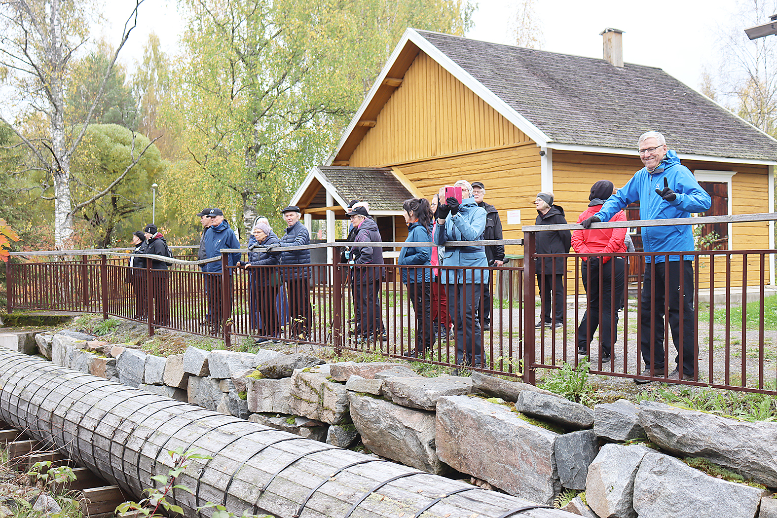 Ylöjärven Uutisten lukijamatkalaiset tutustuivat muun muassa Puu-Juukaan ja Myllymuseoon.