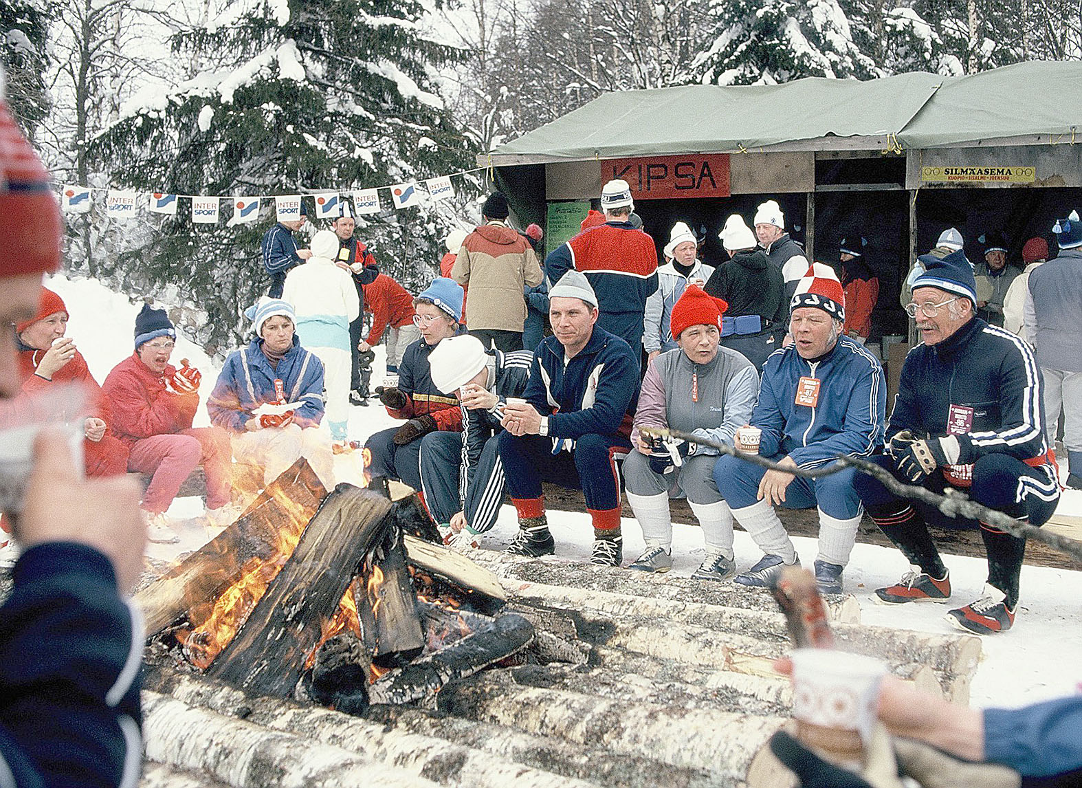 Kuvassa lepohetki Räsävaaralla joskus 1980-luvun alussa. Hiihtäjät lienevät suunnistaneet seuraavaksi laskuvoittoisille osuuksille joko Ahmovaaran koululle tai Kolin kylälle. Ahman Pojat ry:n arkisto