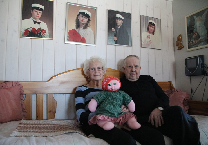 Jäätyään pois Juuan kunnan perhepäivähoitajan töistä 1990-luvulla, Anna-Liisa Hyykky sai läksiäislahjaksi mollamaijan, johon kaikki hänen 91 hoidossaan ollutta lasta on laittanut nimensä. Vieressä myös pitkäaikainen elämänkumppani Martti, seinällä kaikkien omien lasten ylioppilaskuvat.