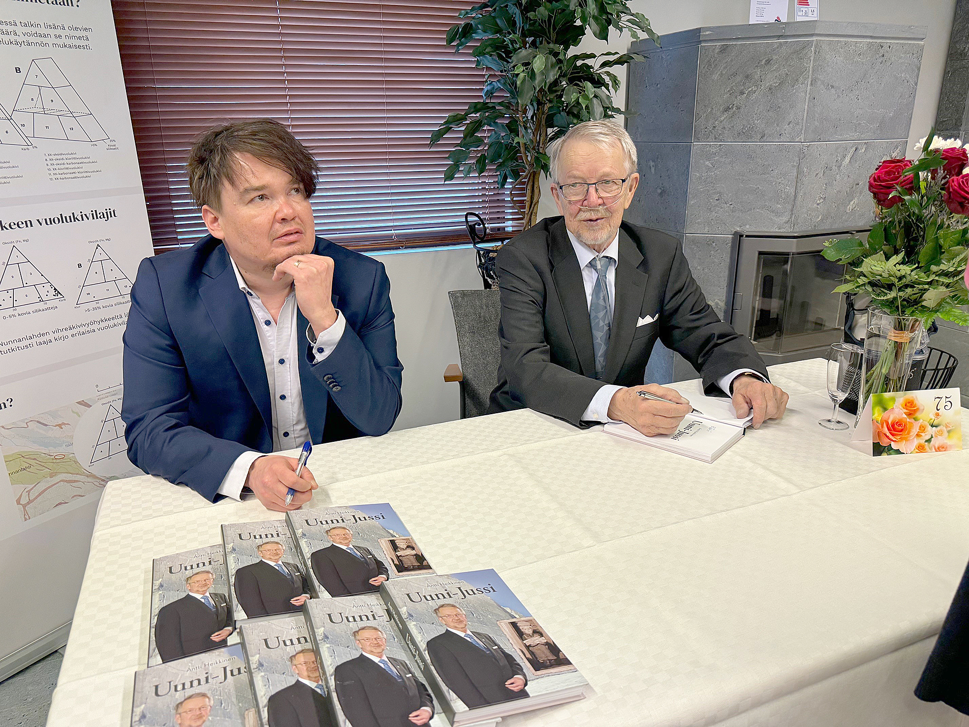 Kirjailija Antti Heikkinen (vas.) ja yrittäjä Juhani Lehikoinen signeerasivat omistuskirjoituksella uunituoreet Uuni-Jussi -kirjat kutsuvieraille.