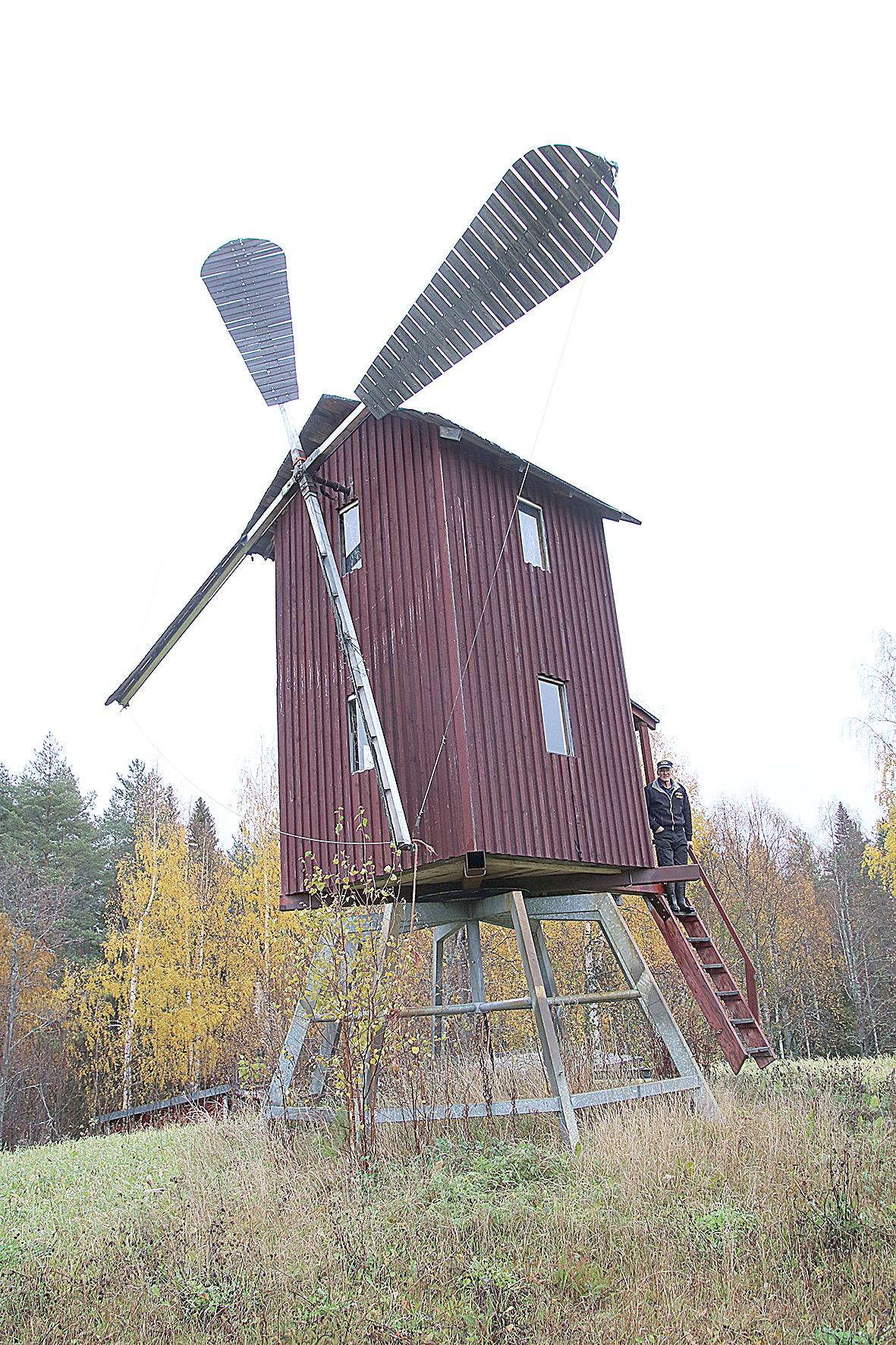 Mies ja mylly. Mataran ja Polvelan välillä kulkija kiinnittää huomion tuulimyllyyn, jonka Arvo Kortelainen sai valmiiksi keväällä 2017.