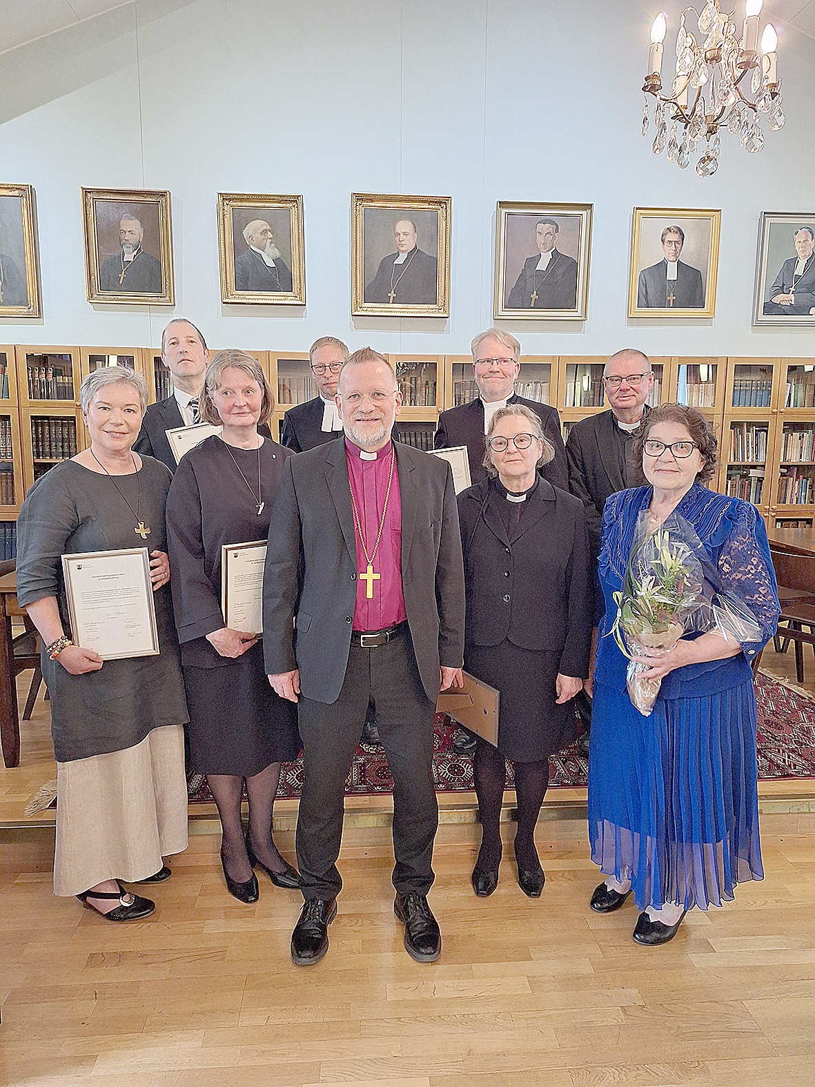 Juuan seurakunnan kirkkoherra Mikko Huhtala (takana toinen oik.) oli yksi neljästä rovastin arvonimen saaneesta Kuopion hiippakunnan papista.