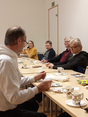 Onni Törrönen (vas.), Leo Ryynänen, Reino Heikkinen, Tommi Törrönen ja Vieno Törrönen tavoittelivat palkintokarkkeja bingopelissä.

 