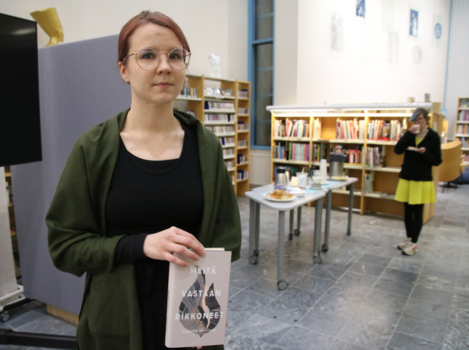 Viime vuonna esikoiskirjansa julkaissut Camilla Nissinen oli Juuan kirjastolla esittelemässä esikoiskirjaansa, jossa hän kertoo kovista kokemuksistaan uskonnollisessa yhteisössä.