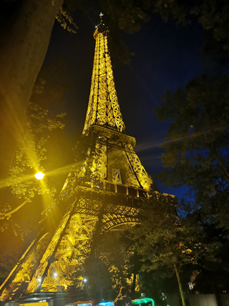 Kankaan tilan seurue kävi matkansa viimeisenä suunniteltuna iltana katsomassa Eiffel-tornin valoshow'ta. Seuraavana päivänä selvisi, ettei kotiin vielä päästäisikään. Kuva: Sannamari Kangas
