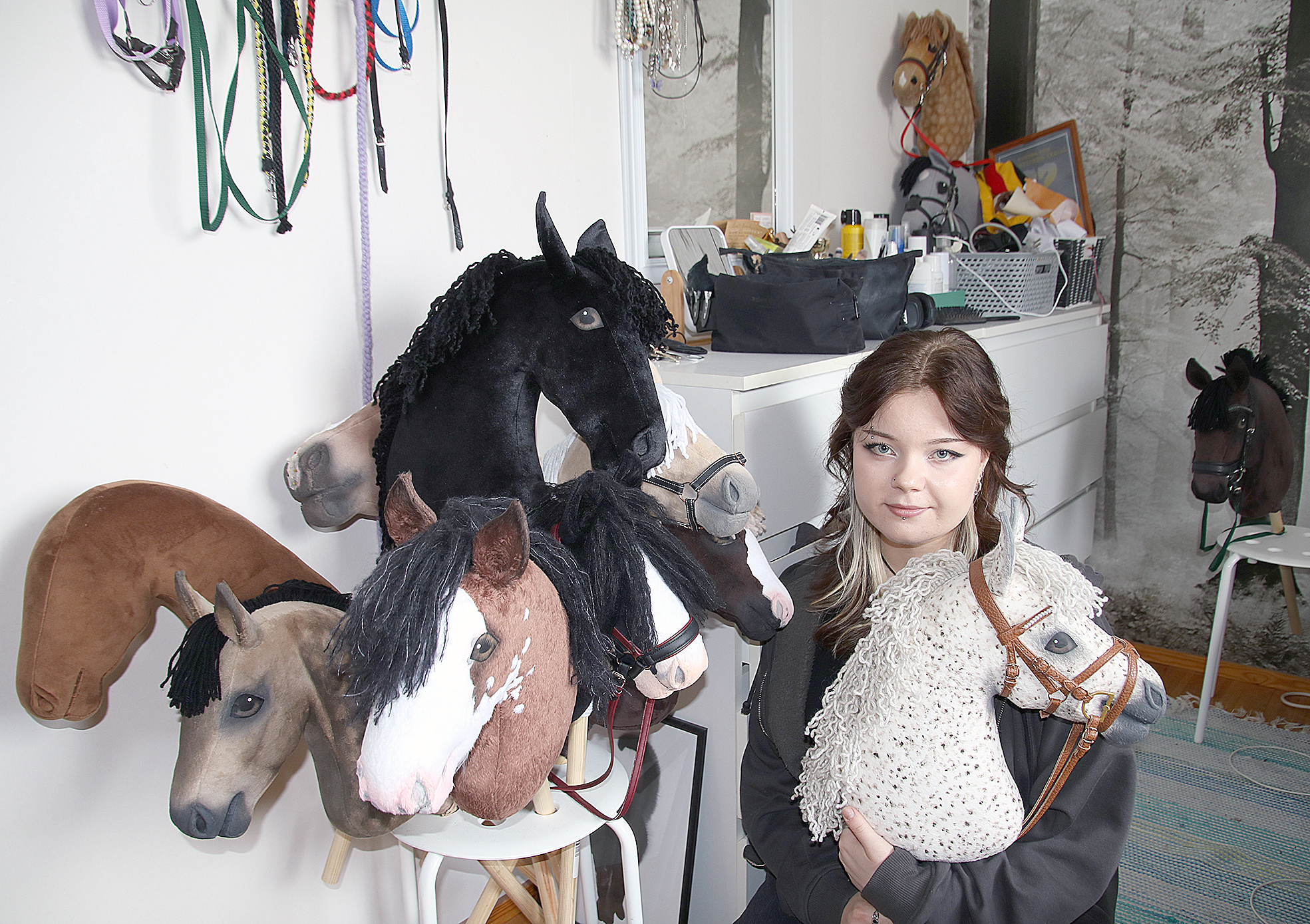 Elina Tuononen toivoo voivansa valmistaa keppihevosia myös tulevaisuudessa, jatko-opintojen ohessa.