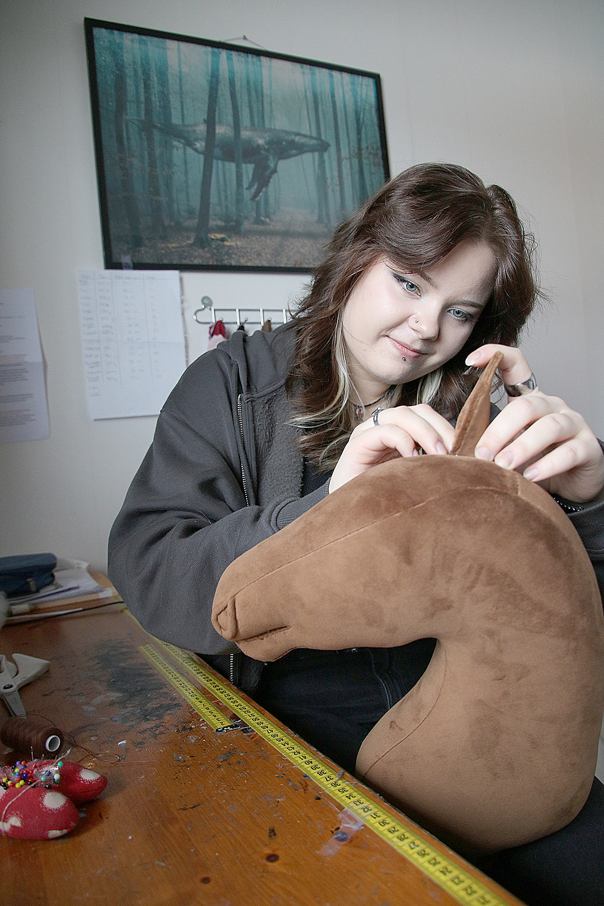Yhden keppihevosen valmistamiseen Elina Tuononen käyttää 8–12 tuntia. Kepparit hän tekee käsityönä. Kuvassa hän ompelee paikalleen yhden hevosen korvaa.