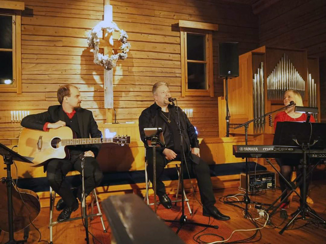 Elina Vitri-Viitaniemi, Marko Tuovinen ja Atso Vänskä esiintyvät kolmen vuoden tauon jälkeen Kolin kirkossa joulukonsertin merkeissä.